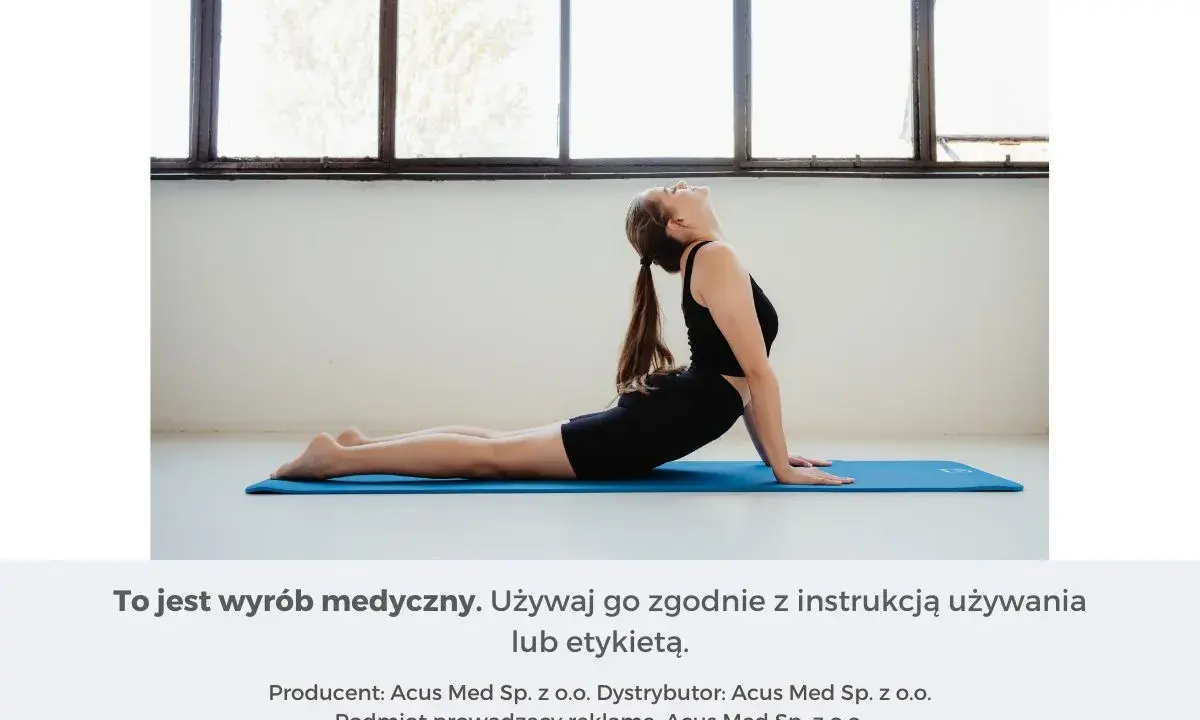 Kobieta wykonuje ćwiczenia na kręgosłup w pozycji kobry na macie.