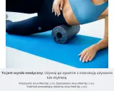 Kobieta na macie rehabilitacyjnej używa wałka do masażu. Dowiedz się, kiedy sie rolowac, by zadbać o swoje mięśnie.