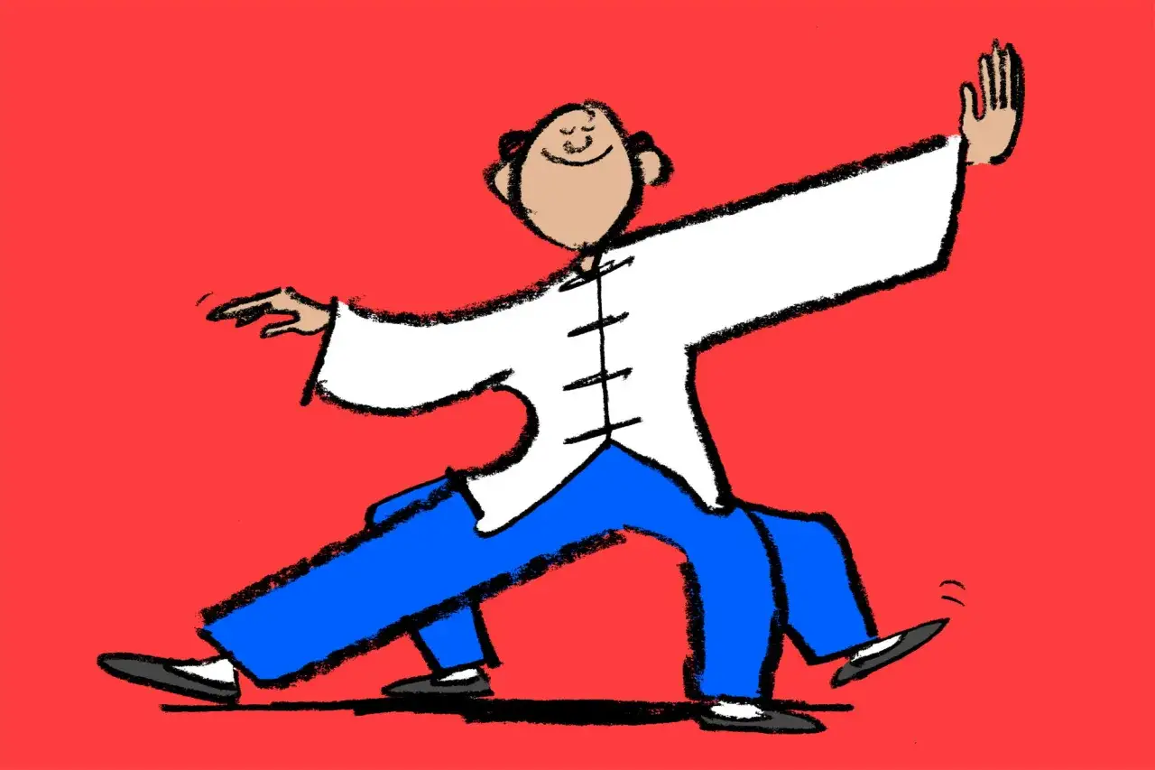 Uśmiechnięta postać w białej koszuli i niebieskich spodniach wykonuje płynny ruch tai chi.