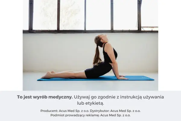 Kobieta wykonuje ćwiczenia na kręgosłup w pozycji kobry na macie.